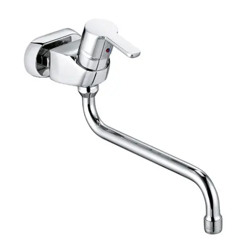 Wandmontierter Wasserhahn von Kludi mit einem langen, gebogenen Auslauf und einem einhebeligen Bedienmechanismus. Oberfläche in einem glänzenden Chrom-Finish.